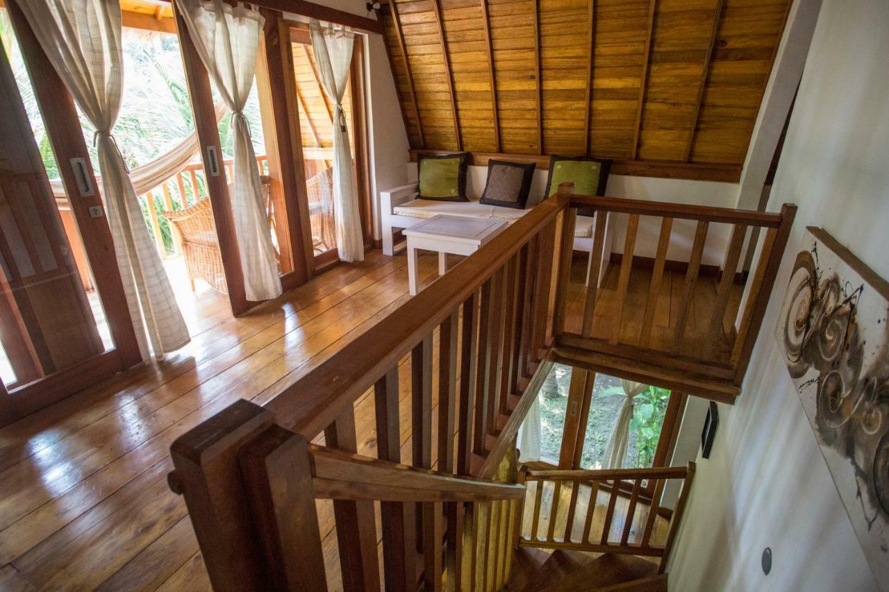 Island View Bar & Hotel 3*