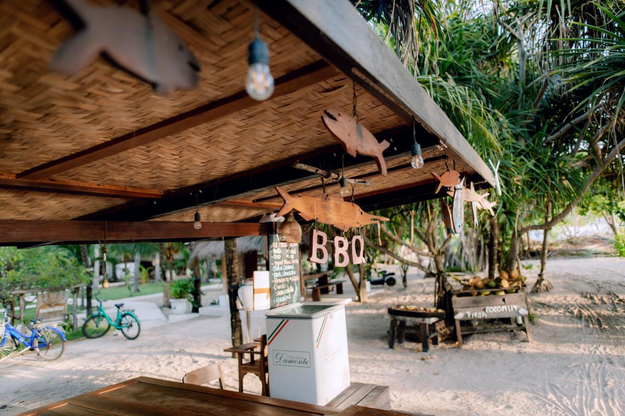 Island View Bar & Hotel