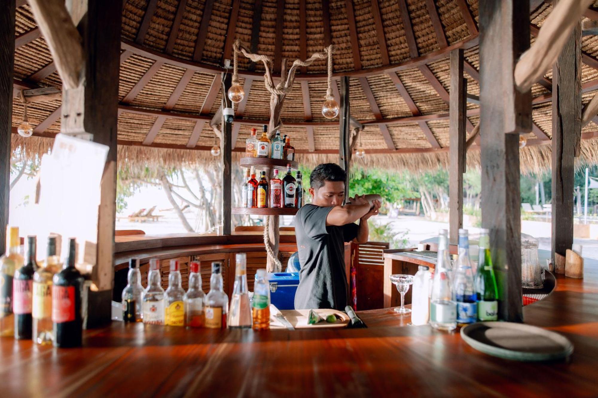 Island View Bar &